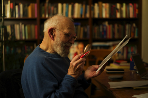 Oliver Sacks with magnifying glass